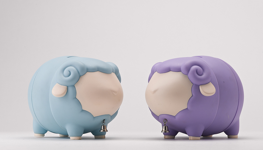 開薪小羊 Lucky Bank-Dolly<br/>
商品規格:  L14.5 x Ø10.5、商品材質:  PVC<br/>
款式: 灰/黑/粉紅