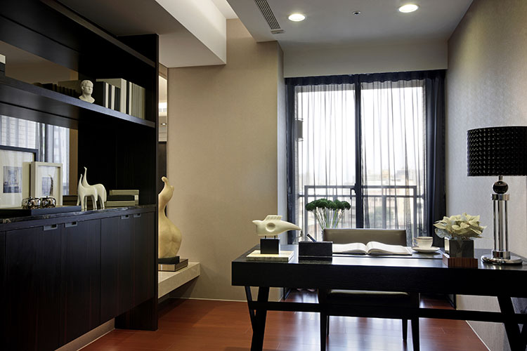 書房內的展示台面，豐富住宅生命力。