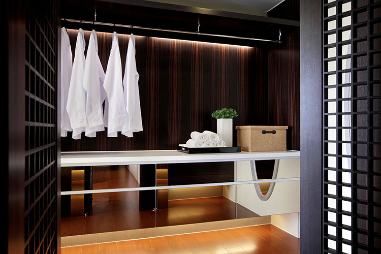 帶入更衣空間的深色柵門，別緻、有韻味。