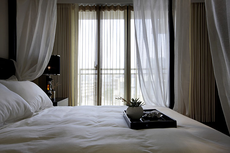 優雅的白色色調，在臥室營造寧靜氛圍。