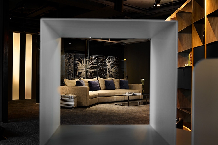 玄關入口處設置大面屏風,將公司光板產品以灰玻噴砂隱約穿透感的方式,建立公司的企業形象。
