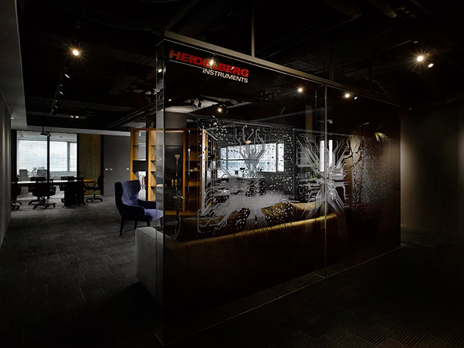 玄關入口處設置大面屏風,將公司光板產品以灰玻噴砂隱約穿透感的方式,建立公司的企業形象。