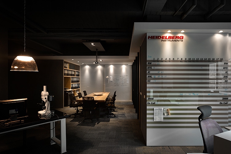 辦公區烤漆玻璃門片作為行事曆的白板使用,內藏大面積系統收納櫃。