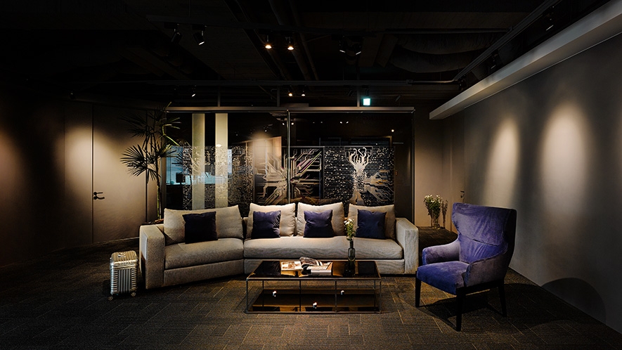 接待區以跳色的家具作為點綴,營造出空間的美感。