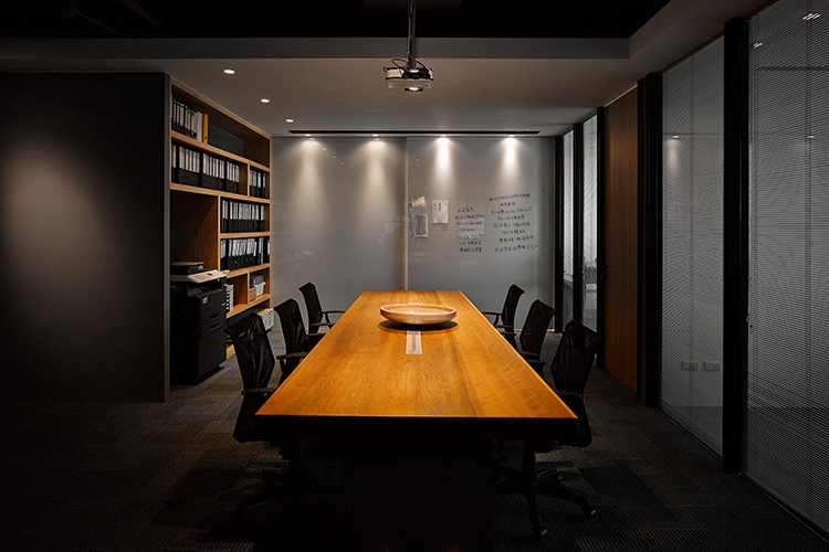 會議區擺放的實木長桌,有著歲月的斧鑿痕跡,優雅不失本色。