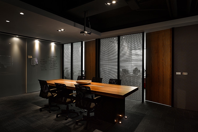 主管辦公室隔間以鐵件H造型烤漆黑色設計隔間,搭配木色門片呈現獨特風味。