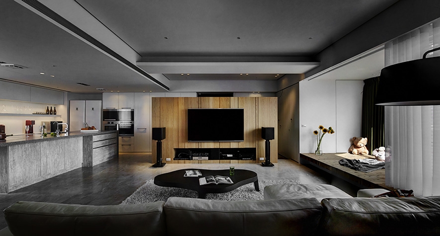 客廳電視牆白橡木除了暖化空間,更突顯空間的穿透感。