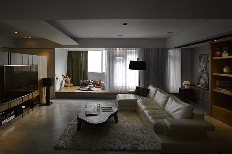 客廳陽台外推,是小朋友的遊戲區,並以白紗及白色布簾為基底,搭配芥末色布簾,增加豐富性。