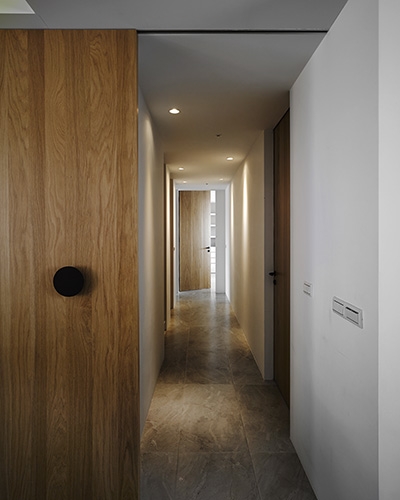 走道,公與私之間利用木作拉門來劃分,讓好客的屋主依然保有自己的私領域。