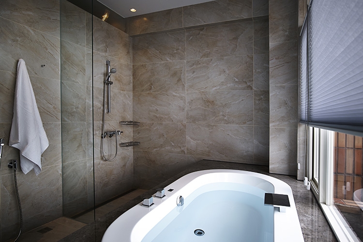 主衛浴以採光為主,在沐浴同時也能享受到戶外的風景。