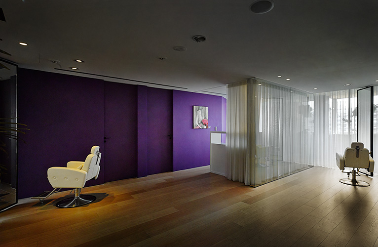 大器的中島輕食區，讓來休息或辦公的人們也可以享用甜點、咖啡。