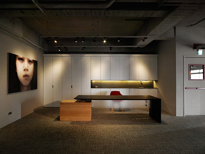 簡約的接待櫃檯，搭配櫃體線條的分割，呈現一種舒適、安定的效果。