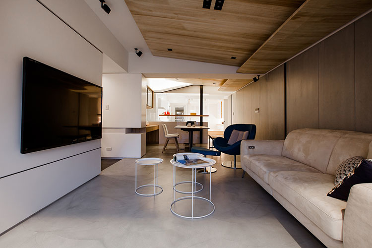 客廳、餐桌到廚房採取全開放式設計，讓視野能一次貫穿，修復了原本不平整的牆面，透過主臥牆面的內推，拉齊公共空間的立面，消彌轉角牆面所造成的曲折動線，這樣的作法，也鏟除了光線進入屋內的障礙，達到共享陽光的美好。