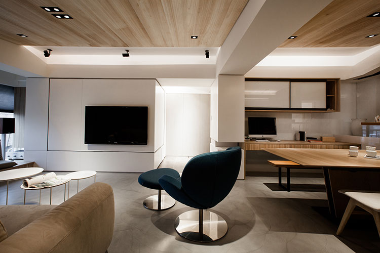 電視牆後設置了寬大的儲藏室，解決了雜物凌亂散置的問題。同時，客廳的地板選用「磐多摩K2」(PANDOMO K2)的材質，這種無切割或分割線的建材，能保持地坪的完整性而且較好清理。 