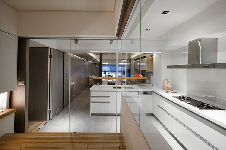 在房屋最底端的廚房空間用玻璃取代門牆，讓整體視野更開闊明亮。