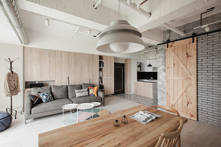 牆面的部分，保留原有「磚」的面貌，只做單純上色處理，將真實風味呈現在空間內；曾經旅遊各國的屋主夫妻對於穀倉門是情有獨鍾，針對這點特別訂做帶有Loft風格的松木穀倉門，並使用推拉門的方式讓生活動線更加順暢。