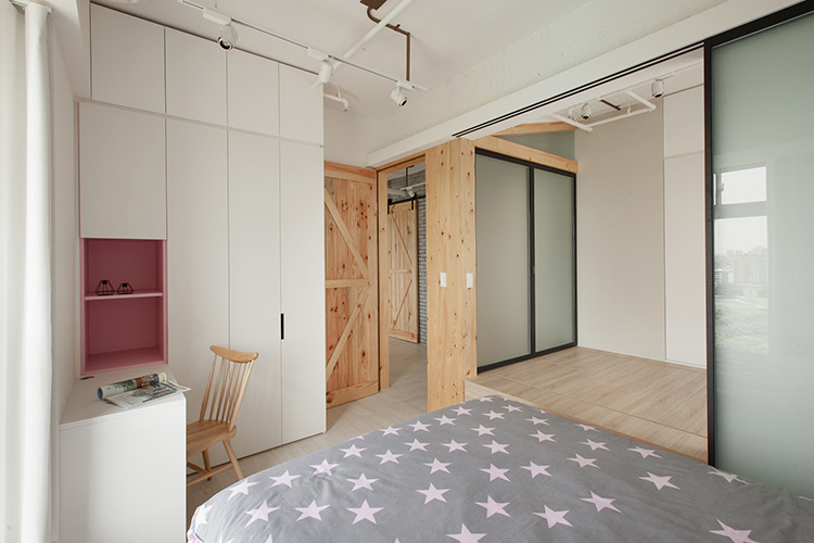 採用開放式設計的多功能房，平時可當作小朋友的遊戲區域，若有親友拜訪，把拉門拉起即可變成和室客房，使用更便利。