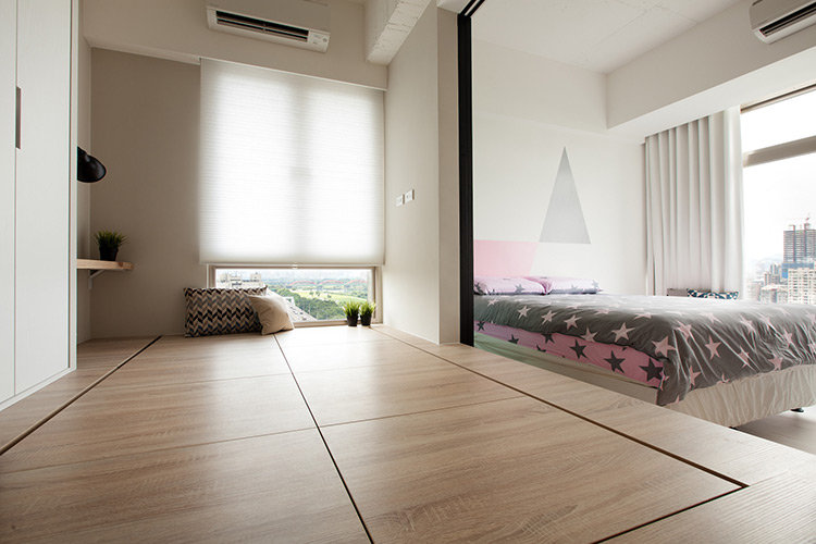 利用增高地板下方的空間，創造更多收納的量體，搭配上油壓緩衝棒，掀開地板時省力又安全。