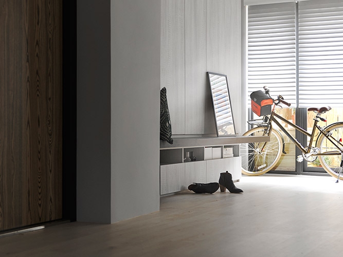 考慮到屋主習慣在出門前打理衣著,設計師將穿衣鏡與鞋櫃安排在一起,加上簡便的座位區,讓鞋襪穿脫變得優雅,同時也可作為行李的暫放區。位於鞋櫃後方的,是兼具儲物與更衣功能的收納空間。