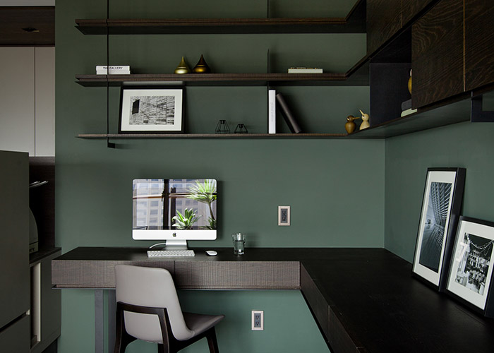 因應男主人希望保有隱私但不封閉的書房需求，設計師規劃電視牆的合宜高度，在其後方利用大面積的閱讀及工作檯面設置，天然鐵件及木皮的搭配，豐富變化的書房層架，兼顧美感與收納機能。