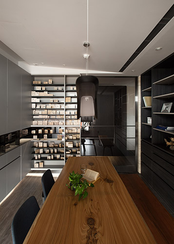 書房開放式櫃體展示女主人喜愛的大量印章收藏