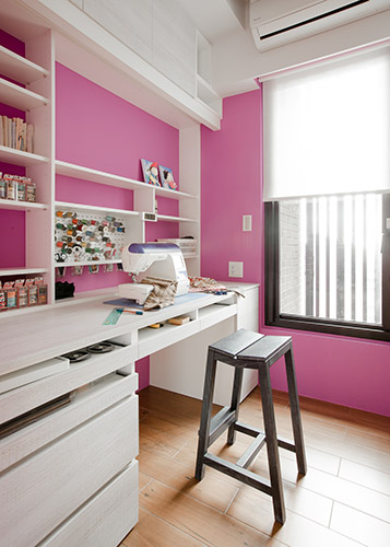 女主人還有另一個興趣為拼布藝術，設計師特別為其預留了裁縫工作室，女主人把繽紛的彩色綑線隨機排列在粉紅色的櫃面，呼應設計師的活潑空間編排。