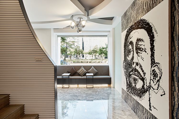 象牙白的主色調裡，妝點著滿牆的白色陶瓷牡丹花，天花流動造型的線板，充斥著精緻與質感對話的優雅風格。