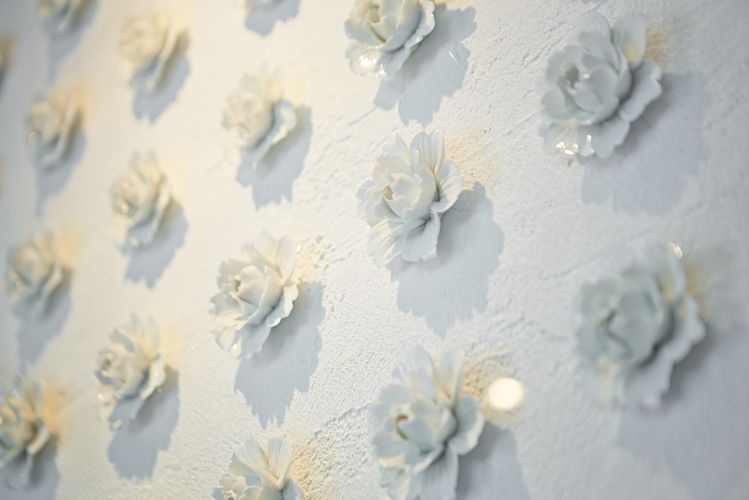 滿牆的白色陶瓷牡丹花