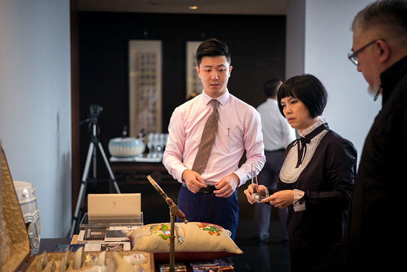 現場嘉賓一同鑒賞專屬 Meissen梅森的極致工藝，在藝術品圍繞著的潔淨氛圍中，眾人也因瓷具的高雅氣度而醉神。