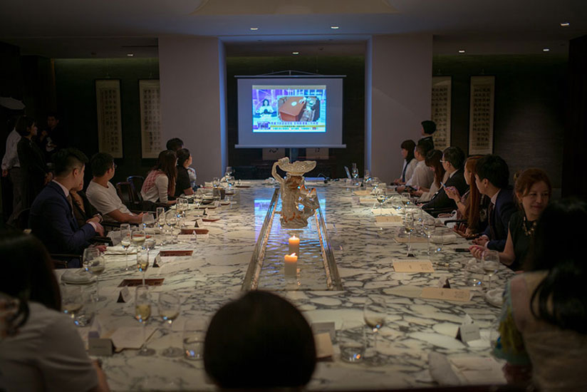 現場嘉賓一同鑒賞專屬 Meissen梅森的極致工藝，在藝術品圍繞著的潔淨氛圍中，眾人也因瓷具的高雅氣度而醉神。