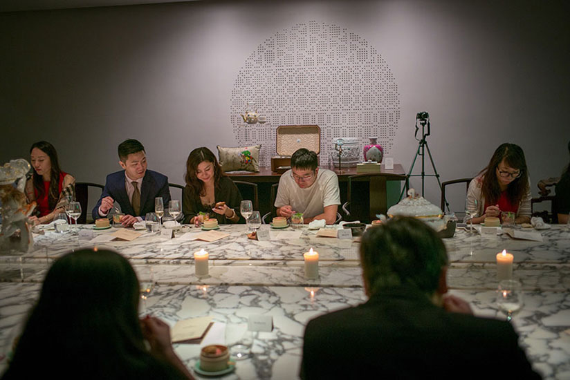 現場嘉賓一同鑒賞專屬 Meissen梅森的極致工藝，在藝術品圍繞著的潔淨氛圍中，眾人也因瓷具的高雅氣度而醉神。