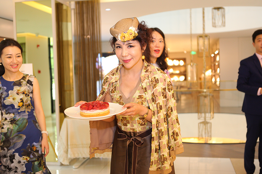 此次優家薈的皇室生日茶會主要嘉賓——謝麗君，於二十歲便踏入形像設計領域，曾與多位知名藝人合作，並受上海東方衛視之邀擔任形像設計總監，成為該單位第一位來自台灣的總監。作為優家薈的時尚會長，謝老師大方的與黑卡會員們一同分享時尚美學，提點造型重點外也傳遞生活經驗的感動，讓現場賓客獲益良多。