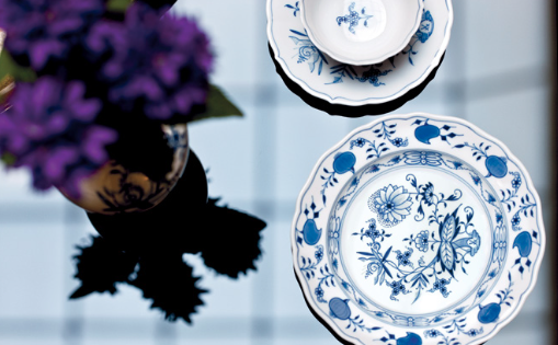MEISSEN梅森 不朽的藍洋蔥系列圖騰，在圖繪中彰顯東方文化的雅韻，鋪張於西式產品的表像，完美呈現東西交融之下的美麗情懷。