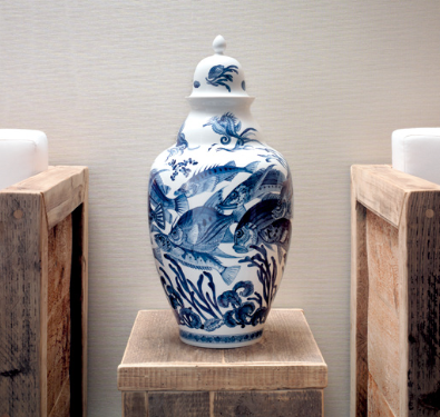 永恆不朽的藍洋蔥圖騰，其實是繪畫中國的石榴與桃子，中西文化並俗下，「藍洋蔥」不僅吸收了東方文化的深厚底蘊，也在十八世紀後深受歐洲國家的喜愛。