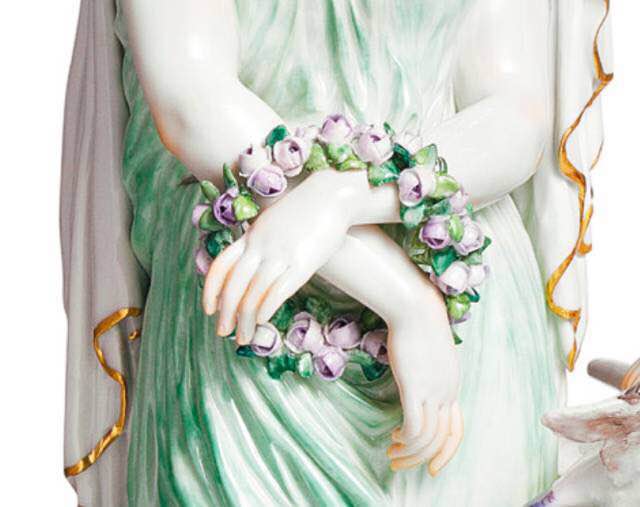 藝術大師Juchtzer手下的高雅藝術品，由瓷器典致的浪漫釉彩與光滑細白的質色。