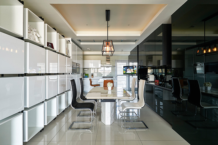 從廚房望向餐廳﹐並一路開放至studio｡