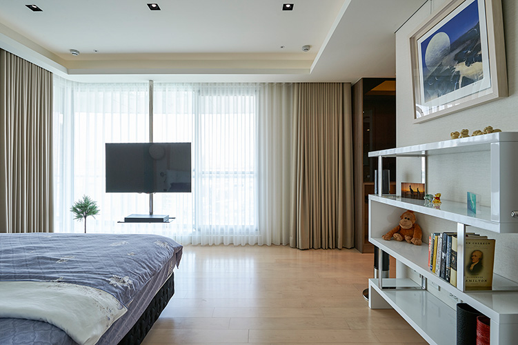 主臥室一樣擁有一大片的景觀﹐可以一望無紀﹐也可以靜謐﹑溫暖﹑並且安靜｡